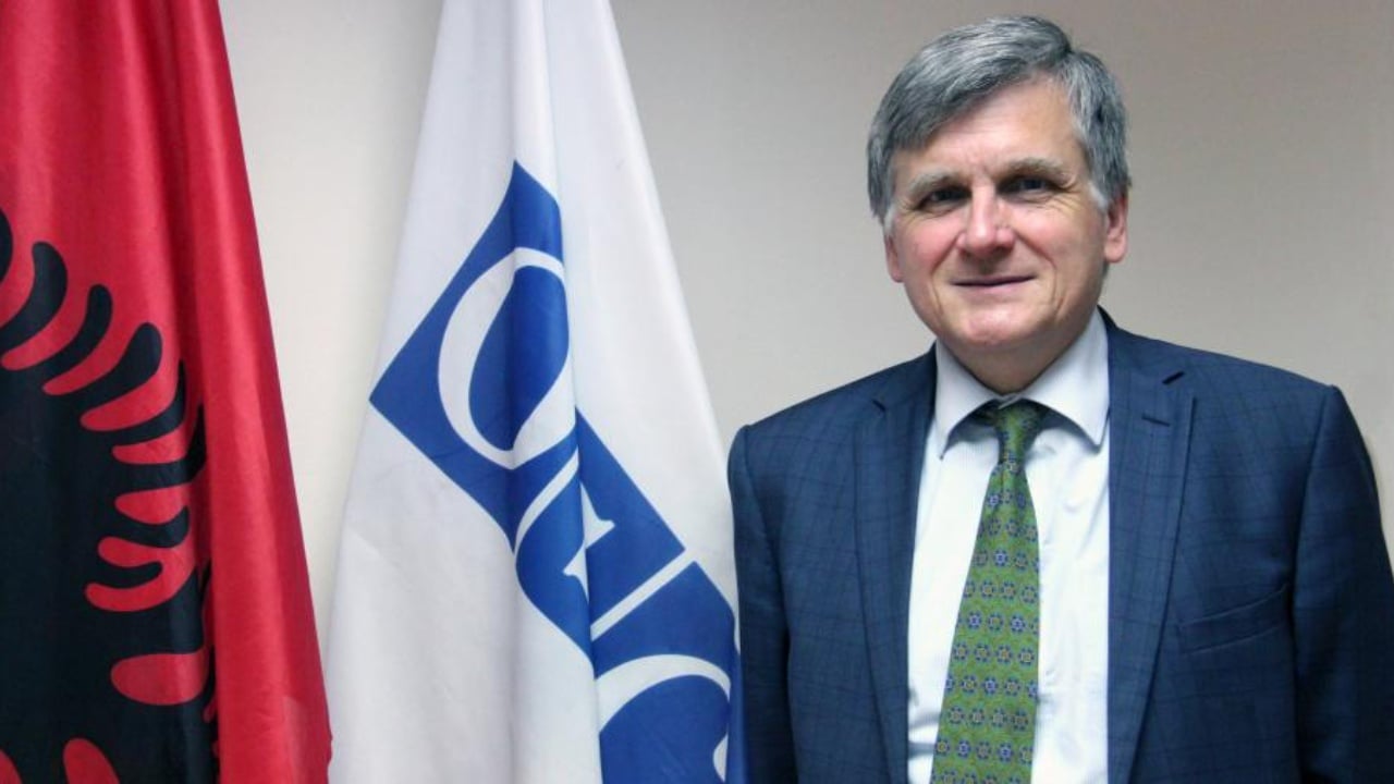 Zgjedhjet e 11 majit/ Ambasadori i OSBE viziton Qendrën e KQZ-së të Votimit nga Jashtë, shoqërohet nga Celibashi