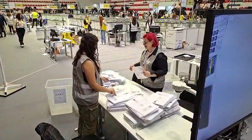 ‘Zhbllokohet’ situata, hapen kutitë me votat e emigrantëve nga Greqia