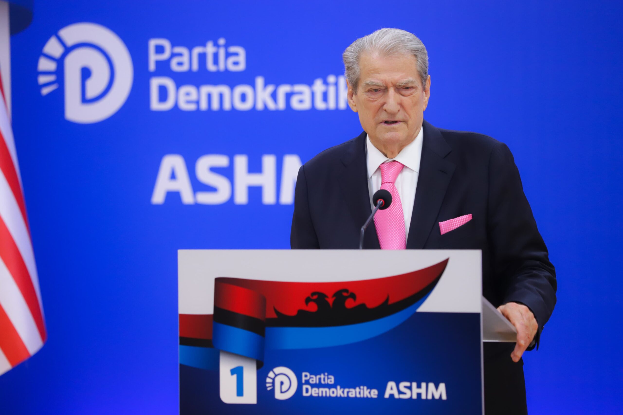 “Zhduket” Nuredin Seci, shqiptaro-amerikani që del garant i kontratës 6 milionë dollarë për të hequr Berishën nga…