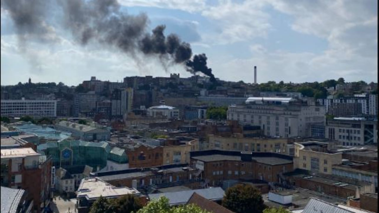 Zjarr i madh në një maternitet në Angli, evakuohen shtatzënat dhe të porsalindurit