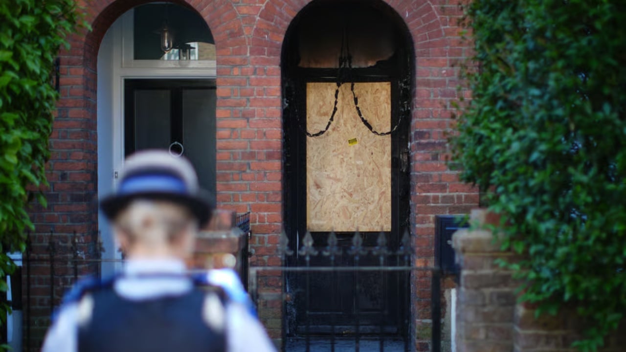 Zjarret pranë shtëpisë së Starmer, policia britanike vë në pranga dhe një rumun