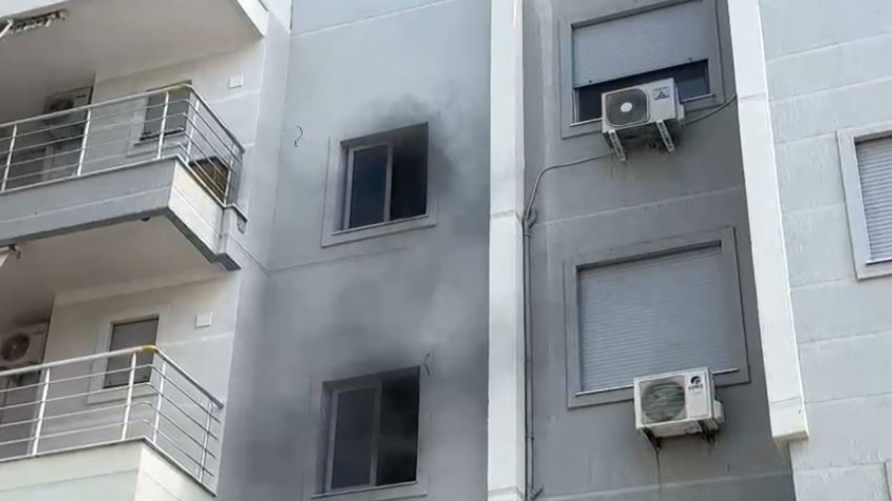 Zjarri përfshin një pallat në Radhimë, bllokohen hyrjet dhe daljet e banorëve