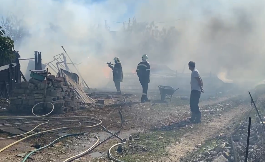 Zjarri ‘përpin’ një kasolle pranë disa banesave në Durrës, zbardhen detajet