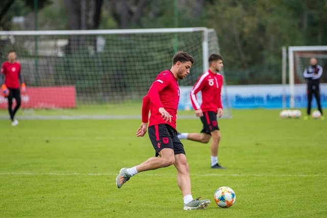 ZYRTARE/ Mbrojtësi i Kombëtares njofton largimin nga klubi i njohur: Koha për një sfidë të re