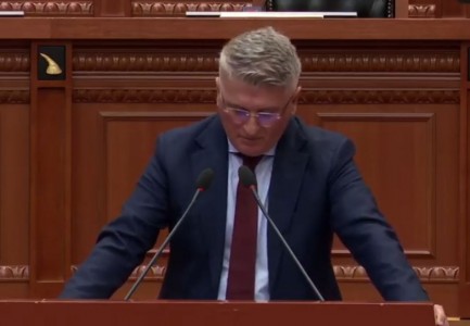 1-vjetori i vdekjes së Kadaresë, Gjekmarkaj në Kuvend: Meriton nderime! Kërkoj varr monumental, ceremoni ndërkombëtare dhe institutin në emrin e tij