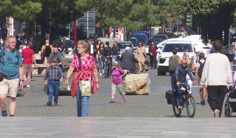 124 mijë deklarime për të ardhurat, Tatimet nisin verifikimet për 400 shqiptarë me makina luksoze