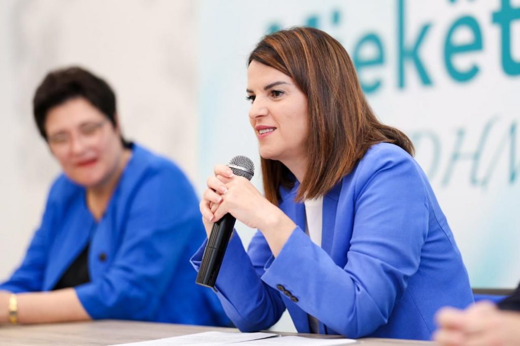 124 mjekë të rinj specializantë nënshkruajnë kontratën me MSHMS, Koçiu: Dëshmitarë të transformimeve në QSUNT