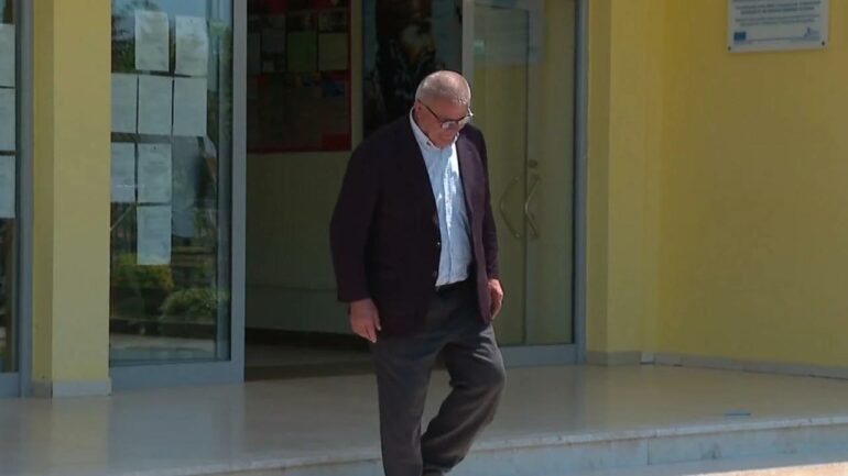 74-vjeçari që u diplomua pasi kaloi provimin e anglishtes