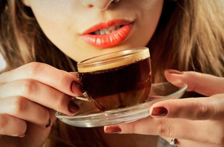 A e dëmton pirja e kafesë zemrën?