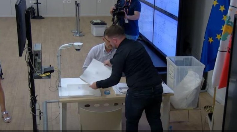 Adriatik Lapaj kërkoi rinumërimin e votave, hapet një qendër votimi në Vlorë