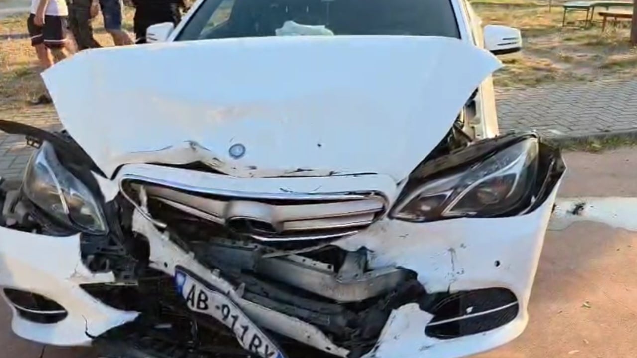 Aksident i frikshëm në Lezhë! Makina përplaset me automjetet e parkuar pranë një këndi lojërash
