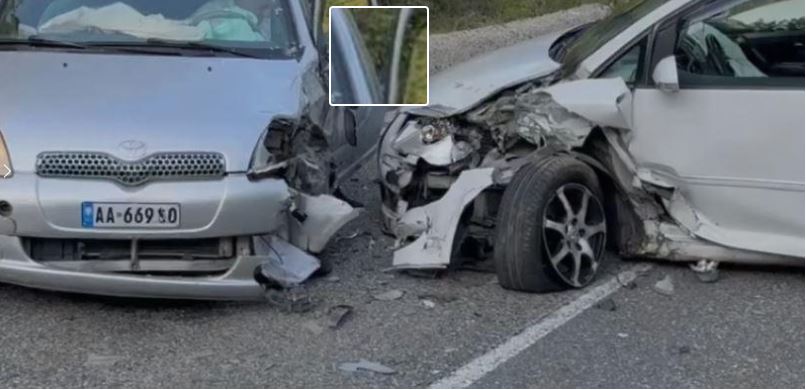 Aksident i rëndë në vend, dy makina përplasen ‘kokë më kokë’ (Detajet)