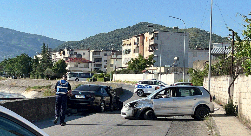 Aksident i trefishtë në Elbasan, raportohet për disa të plagosur