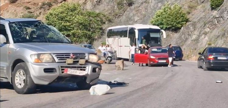 Aksident në Elbasan-Librazh, guri bie nga kodra në mes të rrugës, dëmton disa automjete