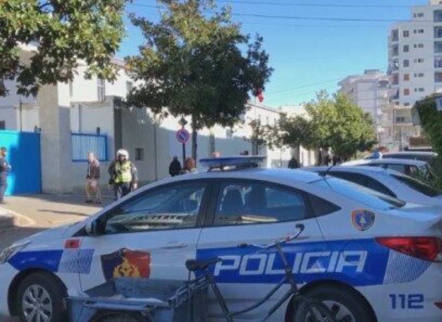 Aksident në Elbasan-Librazhd/ Makina përfundon në lokal, lëndohen 6 persona