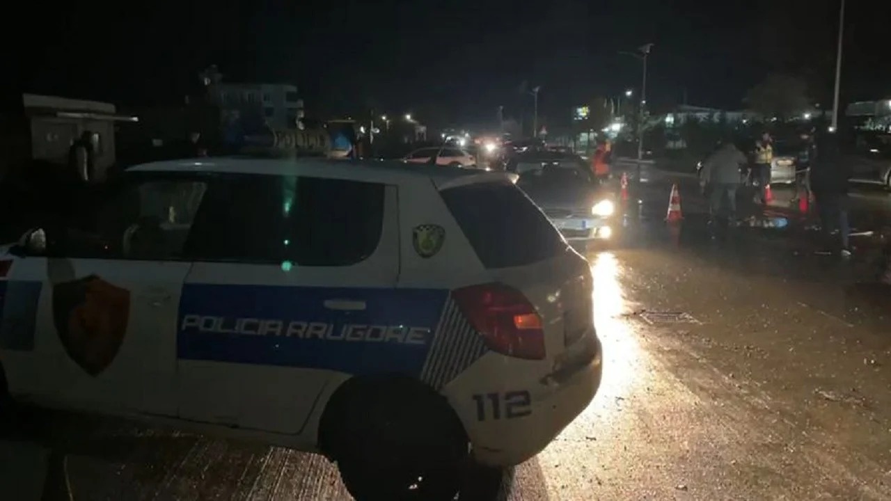 Aksident në Laprakë, taksisti përplaset me autobusin dhe makinën e policisë