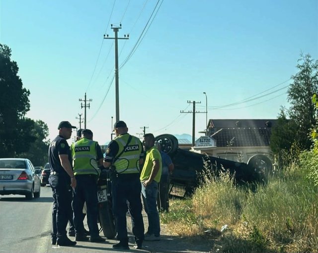 Aksident në Maliq/ Makina përmbyset në rrugë, lëndohet nëna dhe dy fëmijët