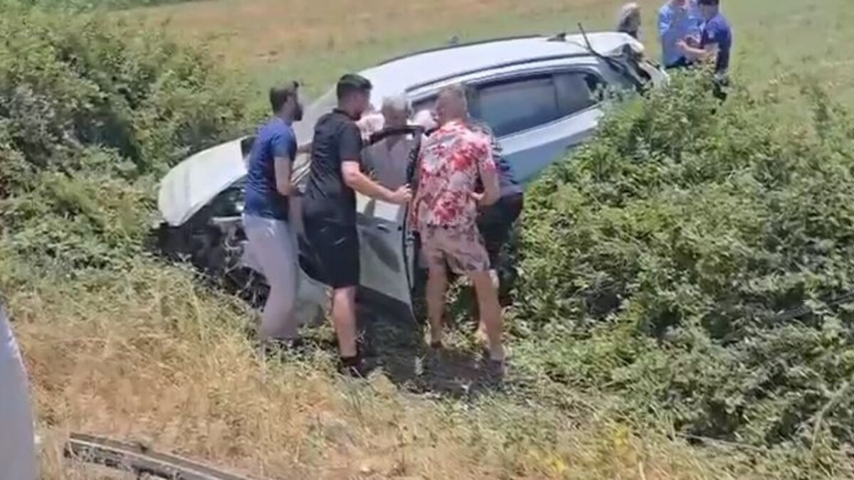 Aksident në Vlorë/ Taksia ku udhëtonin turistët përfundon në parcela, zbardhen detajet e para