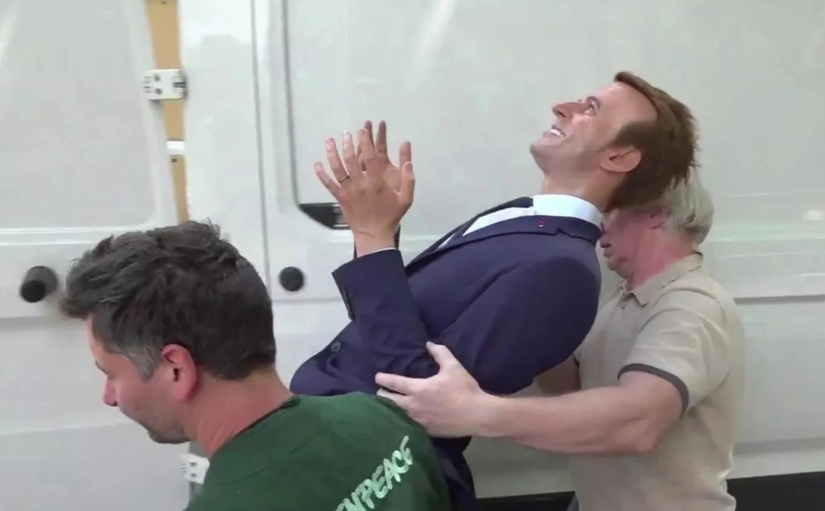 Aktivistët kthejnë figurën prej dylli të Emmanuel Macron të vjedhur nga muzeu i Parisit