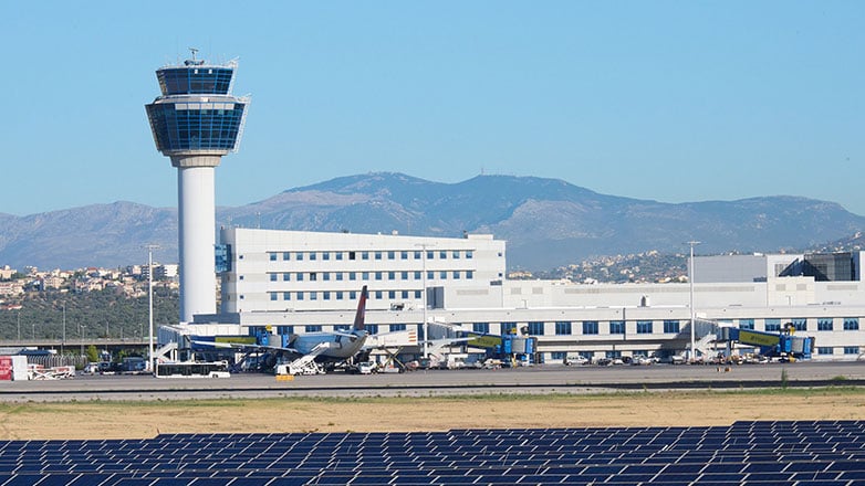 Alarm në aeroportin e Athinës, avioni me 150 pasagjerë bën ulje emergjente