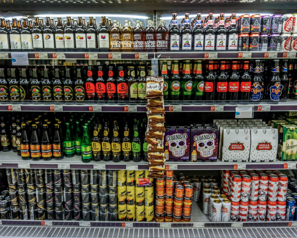 “Alkooli shkakton kancer…”, mjekët kërkojnë vendosjen e etiketave paralajmëruese tek pijet