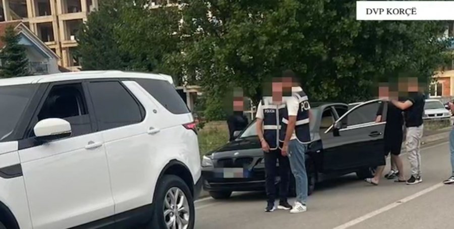 Arrestohet 27-vjeçari në Pogradec, i gjejnë në makinë 1 pako me kokainë, 2 pistoleta, silenciator, euro e dollarë