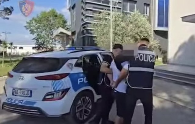 Arrestohet punonjësi i shërbimeve funerale, vidhte pllakat e mermerit dhe granitit në varrezat e Korçës