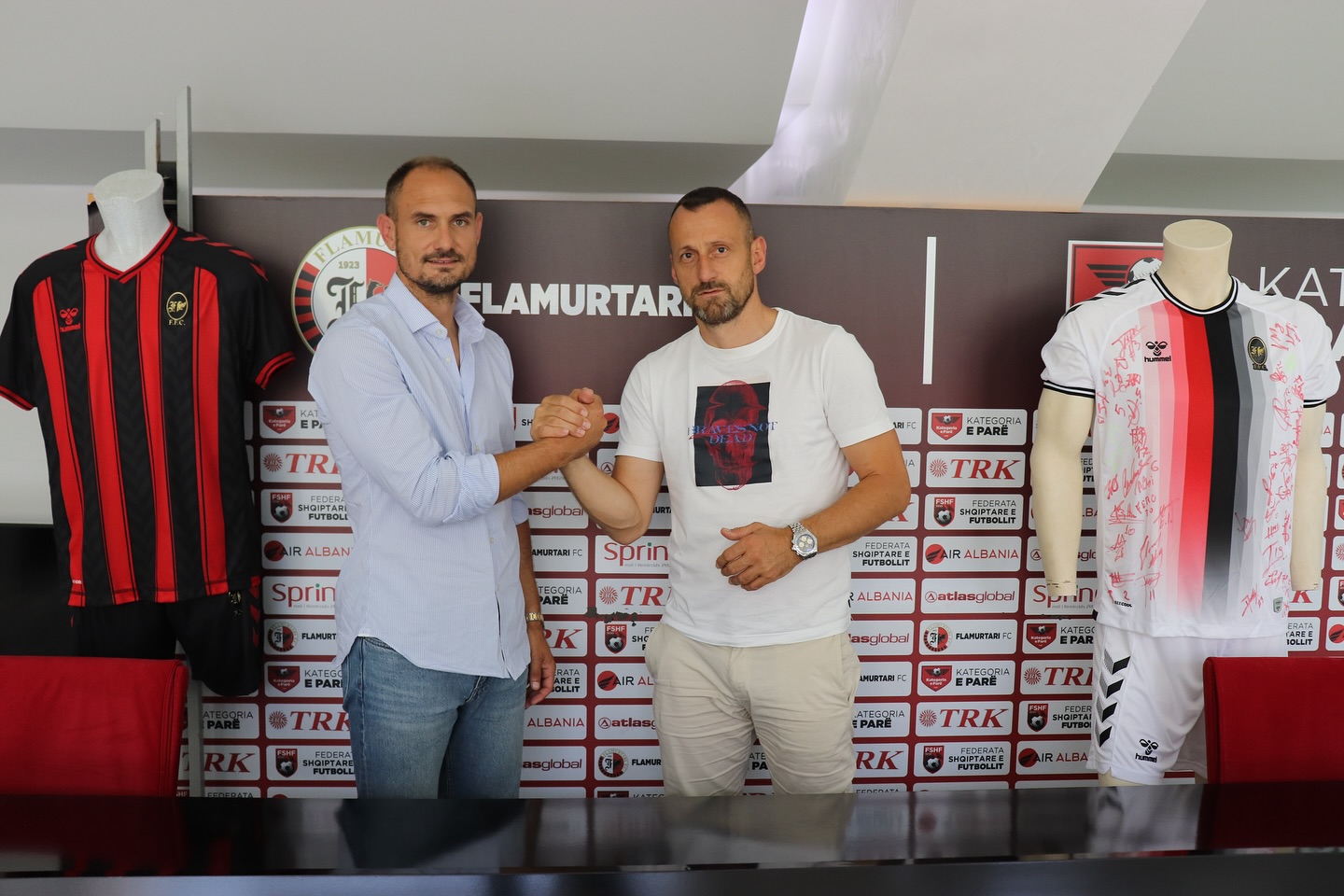 As duro e as Josa, Flamurtari i beson stolin një spanjolli