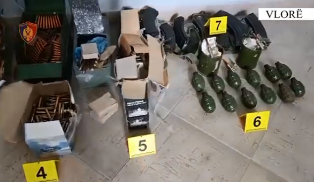 Automatikë dhe granata difensive të fshehura në murin e banesës, e pëson i moshuari në Vlorë