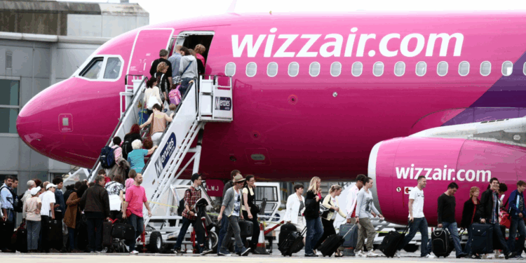 Avion me probleme teknike, Wizz Air mban “peng” 30 orë pasagjerët