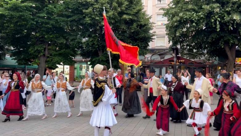 Ballkani shumëngjyrësh ‘zbret’ në rrugët e Korçës! Dhjetëra artistë të folkut performojnë me kostume popullore