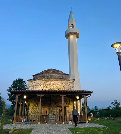 Balluku: Kurban Bajrami në xhaminë e rikonstruktuar, në xhaminë Allajbegi, e cila është ndërtuar para 500 vitesh