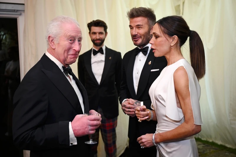 Beckham, çfarë do të thotë titulli “Sir David”. Bashkë me të ‘shenjtërohet’ edhe Victoria, ja privilegjet