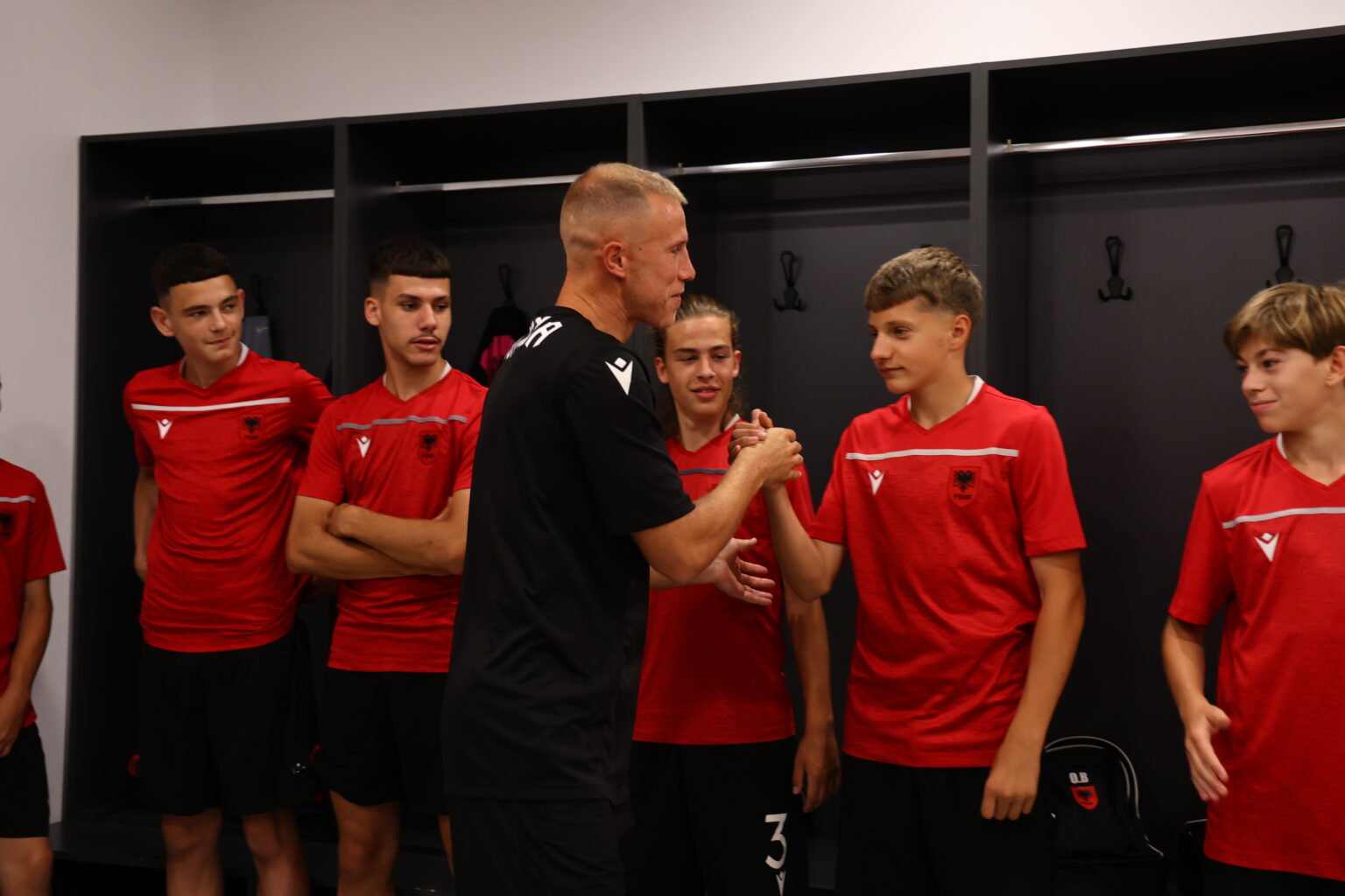 Bekim Balaj viziton “Elite Youth Development Academy”, zhvillon seancë stërvitore & takim të hapur me futbollistët e rinj