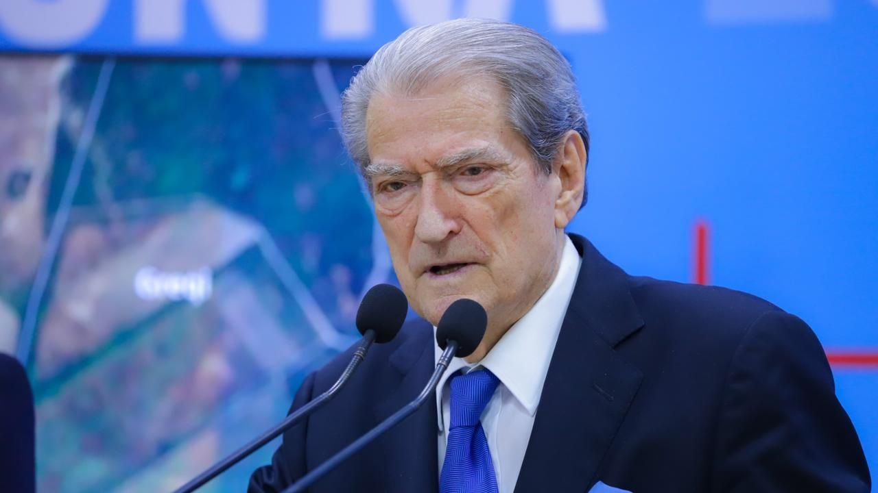 Berisha akuzon Ramën: Bleu mijëra vota në këmbim të lejeve për 1 miliard rrënjë kanabisi