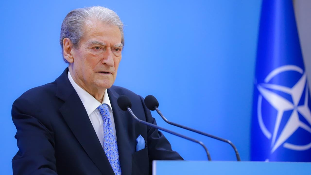 Berisha mban 1 minutë heshtje për Bujar Bukoshin: Dha një kontribut të madh në çështjen e Kosovës dhe në çështjen shqiptare