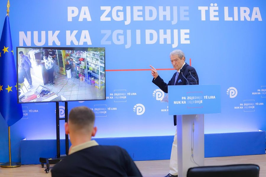 Berisha publikon një video dhe e komenton vetë: Ja si e vulosin fletën. Ja ku e fut, pastaj e nxjerr…