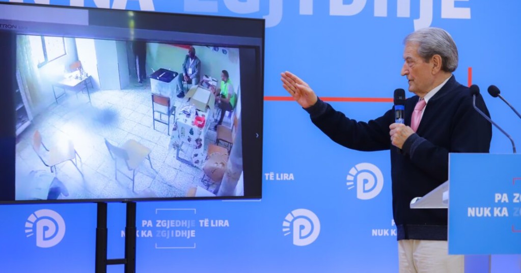 Berisha publikon VIDEO: Ja si komisioneri fut dorën e tij të zezë në kutinë e votimit