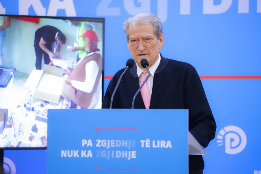 Berisha u bën thirrje qytetarëve: Ndiqni rrjetet sociale, Rama ka urdhëruar mediat e tij të censurojnë faktet për farsën elektorale