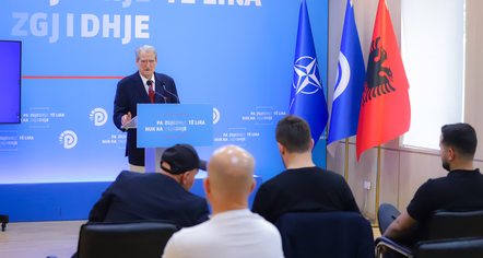 Berisha vijon të mos pranojë humbjen në zgjedhje: Punonjësit e shtetit iu mblodhën kartat qytetarëve