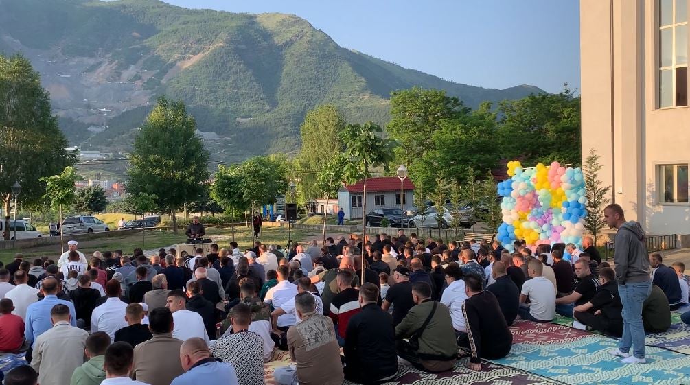 Besimtarët myslimanë në Bulqizë falin namazin e Kurban Bajramit