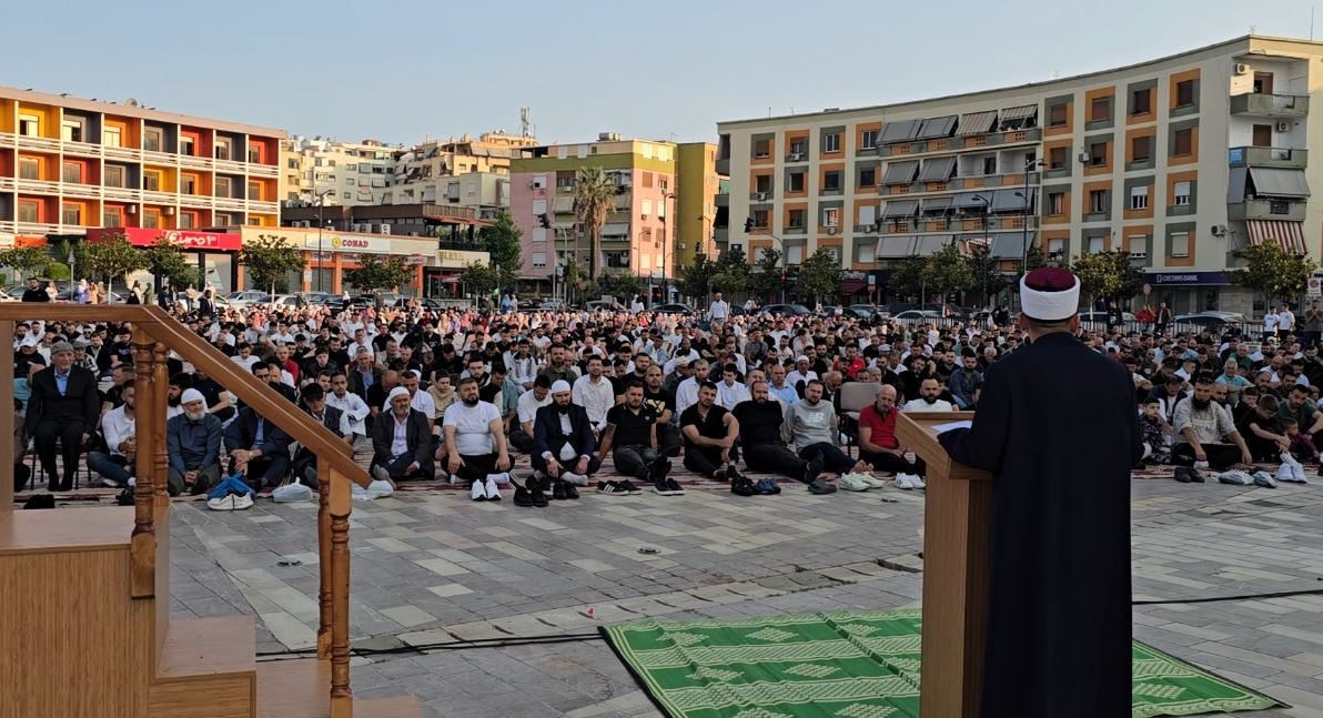 Besimtarët myslimanë në Fier falin namazin e Kurban Bajramit