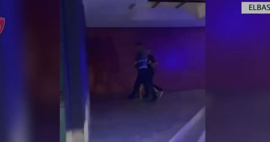 Bie në prangat e policisë 32-vjeçari/ Vodhën me dhunë celularin e një shtetase, shpallet në kërkim bashkëpunëtori i tij