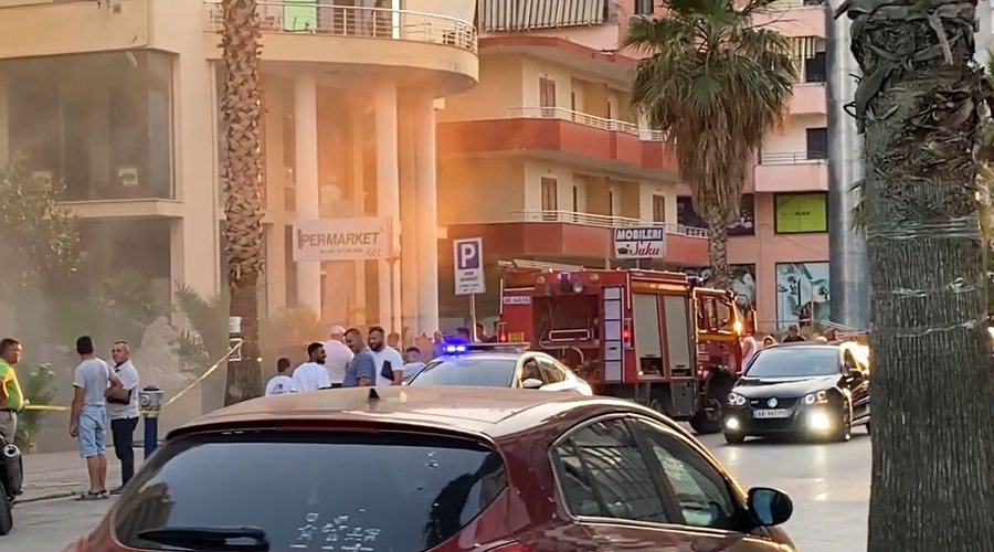 Bie zjarr në një pallat 12-katësh