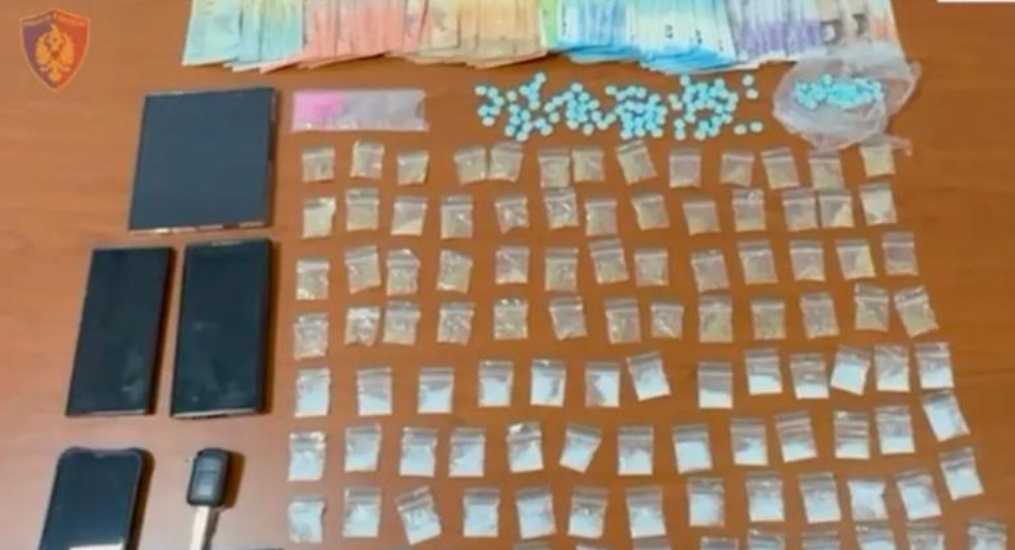 Britanikët u kapën duke shitur drogë në Dhërmi, gazeta “Sunday Mirror”: Rrezikojnë 15 vite burg