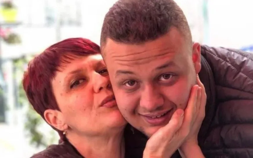 Burri polic i ndërroi jetë, mësuesja kërkon ndihmë: Po më shuhen përpara syve edhe dy djemtë nga sëmundja e rrallë