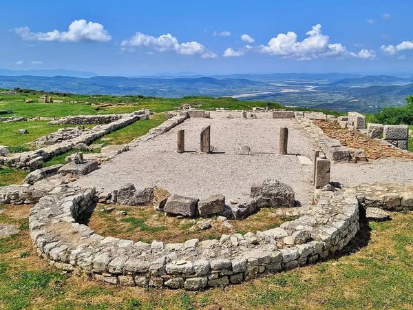 “Bylisi krenaria ilire mbi Vjosë”, Rama poston fotot: Një qendër zhvillimi dhe edukimi