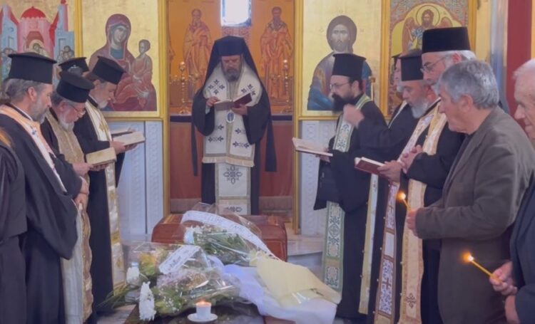 Ceremoni lamtumire për priftin Kristaq Viso, merr pjesë edhe kryepeshkopi Joani