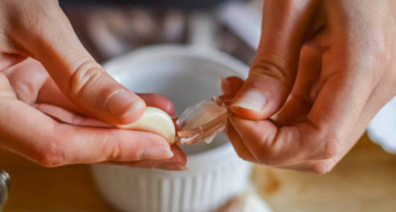 Çfarë i ndodh organizmit nëse hani një thelpi hudhër në darkë