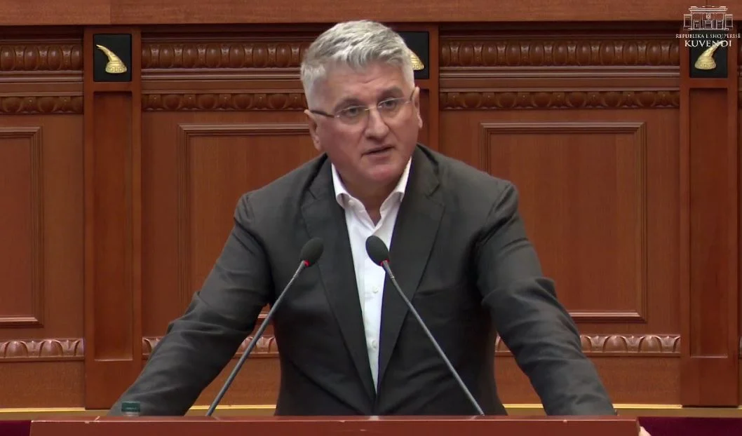 Çfarë ndodhi në Akademinë e PS/ Satira e Agron Gjekmarkaj: Po pres që Babo të më caktojë në vendin e Taos